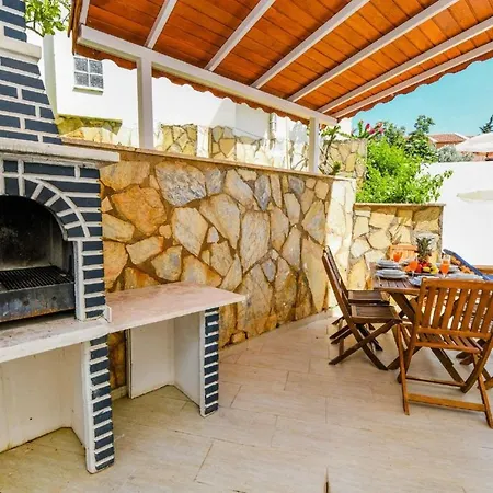 The Ultimate In An Ideal Location, 1048 Villa *