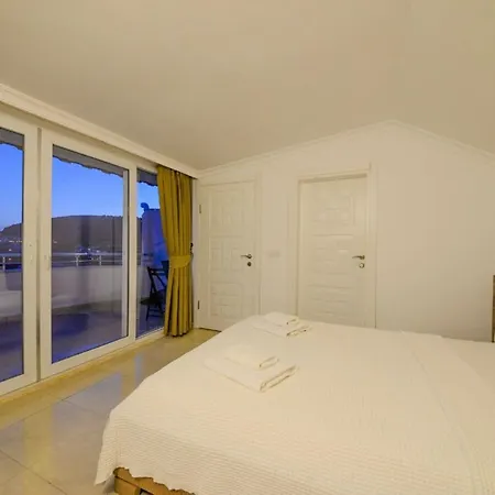 Villa The Ultimate In An Ideal Location, 1048 *