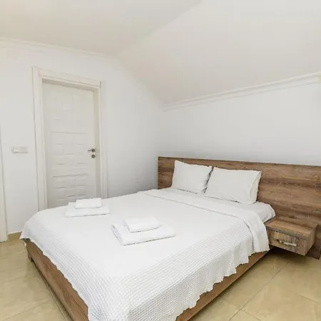 The Ultimate In An Ideal Location, 1048 Villa *