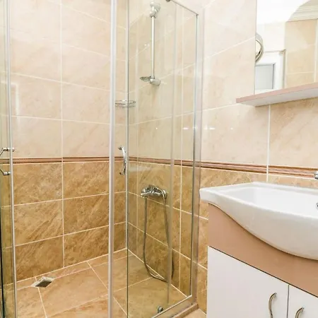 The Ultimate In An Ideal Location, 1048